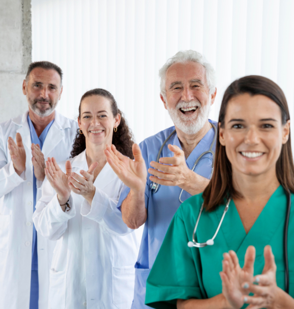 Grupo de médicos confiantes usando a plataforma Epigene